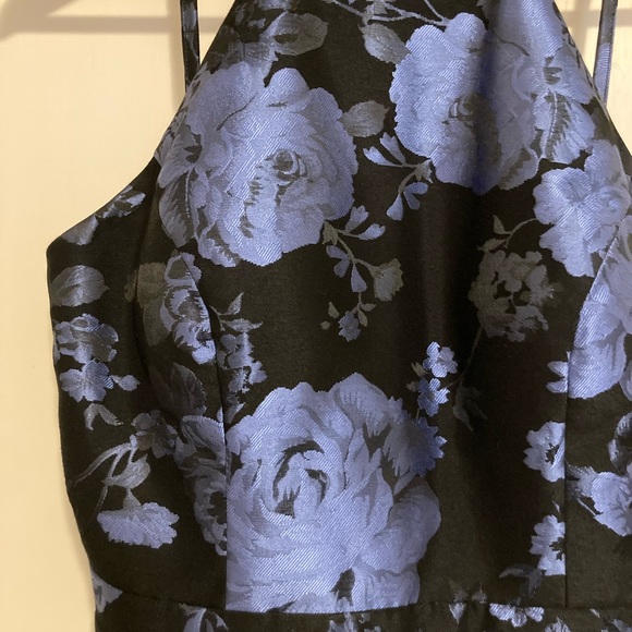 Beautiful and elegant prom or graduation dress - Picture 2 of 7